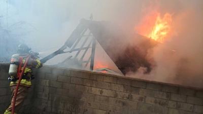 [NSP PHOTO]양양시장 인근 상점 앞 쓰레기 화재 발생소방당국 진압 중