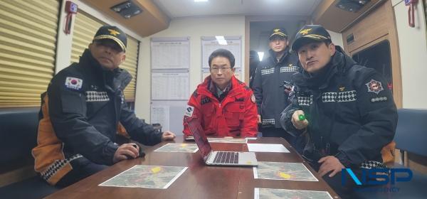 NSP통신-10일 의성군 의성읍 비봉리 일대 산림에서 산불이 발생해 이철우 도지사가 현장 직접 지휘를 하고 있다. (사진 = 경북도)