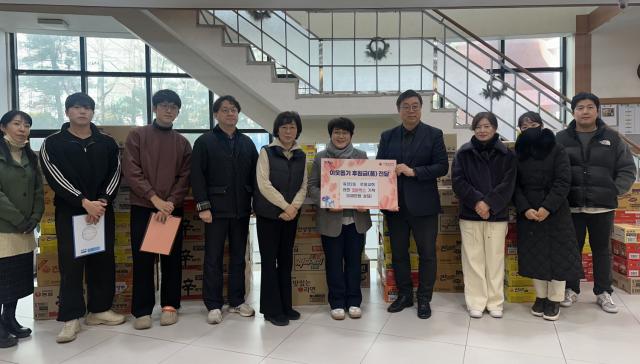 NSP통신-로뎀교회가 죽전2동에 라면 330상자를 전달하는 가운데 기탁식 기념촬영을 하고 있다. (사진 = 용인특례시)