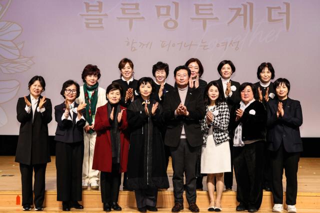 NSP통신-10일 시청 에이스홀에서 이상일 시장과 한국부인회 용인시지회 신년 행사 참석자들이 기념 사진을 촬영하고 있다. (사진 = 용인특례시)