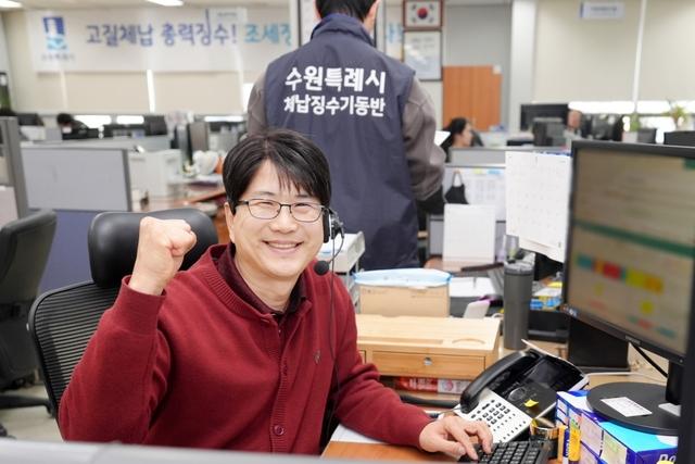 NSP통신-어려움에 처한 A씨에게 도움을 준 수원시 징수과 체납추적팀 신용철 주무관. (사진 = 수원시)