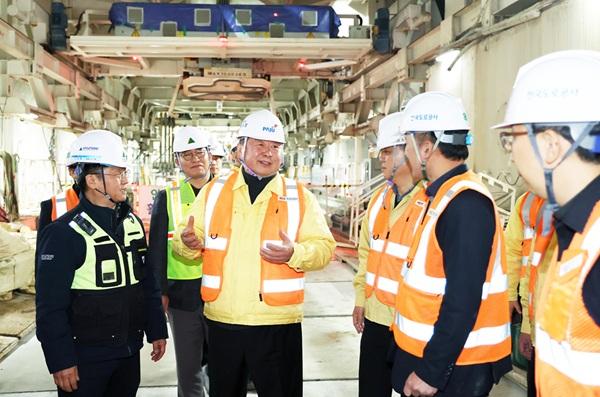 NSP통신-김경일 파주시장이 수도권 제2순환 고속도로 2공구 한강 하저터널 건설 현장을 방문해 관계자들을 격려하고 있다. (사진 = 파주시)