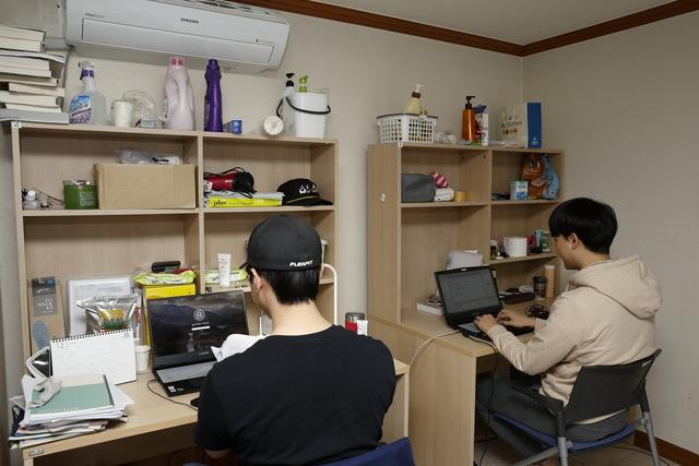 NSP통신-화성시장학관에 입소한 화성 청년들 모습. (사진 = 화성시)