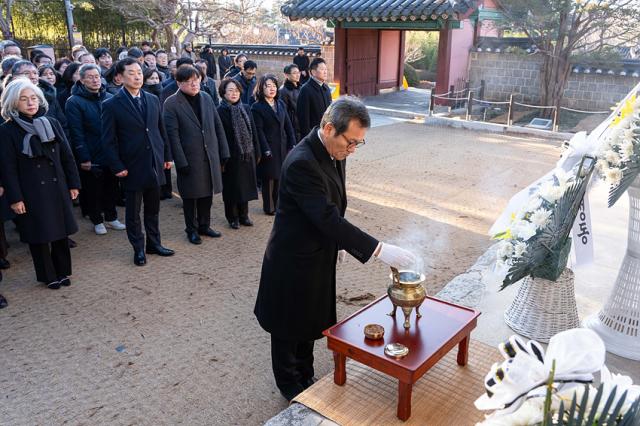 NSP통신-김홍규 강릉시장이 새해 시민 안녕 기원제를 봉행하고 있는 모습. (사진 = 강릉시)