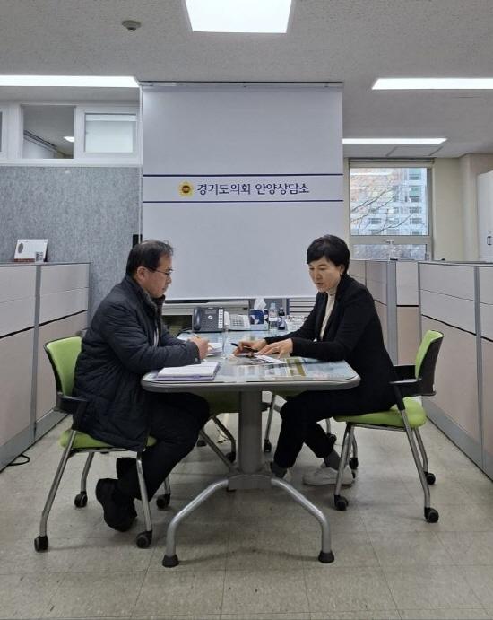 NSP통신-이채명 경기도의원(오른쪽)이 8일 의회 안양상담소에서 안양시 호계사거리 보행 환경을 개선을 위해 대각선 횡단보도 설치에 대한 필요성을 안양시 관계자와 논의하고 있다. (사진 = 경기도의회)