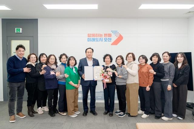 NSP통신-9일 이권재 오산시장(왼쪽 일곱번째)과 이스트 봉사단 관계자들이 기념촬영을 하는 모습. (사진 = 오산시)