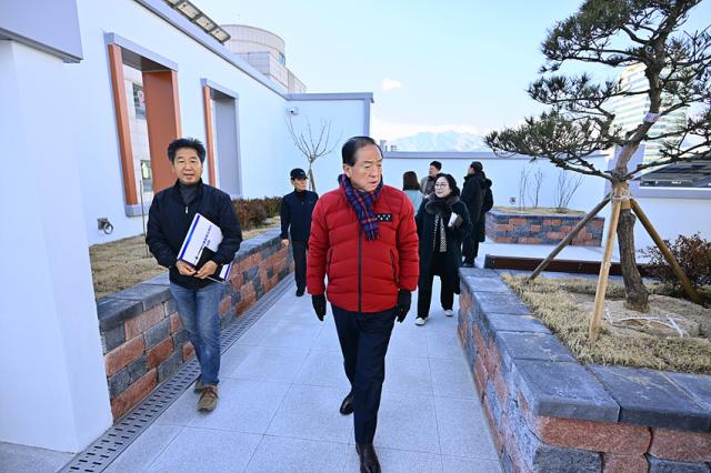 NSP통신-이병선 속초시장이 장애인종합복지센터를 찾아 점검하는 모습. (사진 = 속초시)