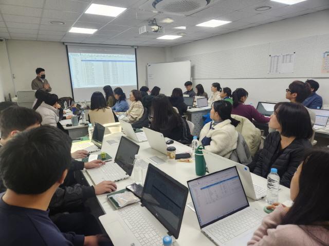 NSP통신-의왕시청소년재단 디지털 전환 대응 직원 역량 강화 교육 진행 모습. (사진 = 의왕시)