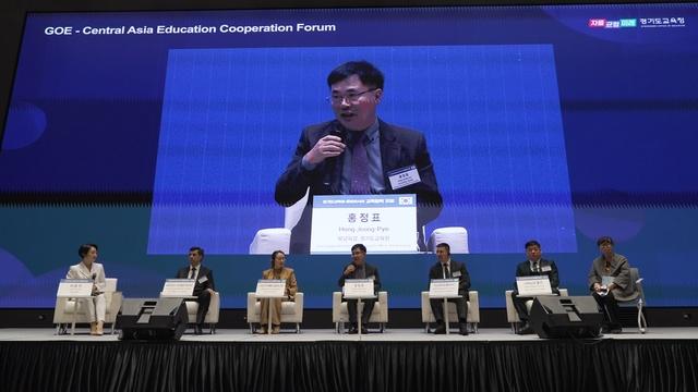 NSP통신-12일 홍정표 경기도교육청 제2부교육감이 경기도교육청-중앙아시아 교육 협력 포럼에서 발언을 하고 있다. (사진 = 경기도교육청)