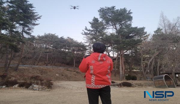 NSP통신-포항시가 지난 8일 흥해읍 학천리 도음산 일대에서 산불 발생 시 신속하고 효율적인 대응체계 구축을 위해 열화상 드론을 활용한 산불 대응 훈련을 실시했다. (사진 = 포항시)