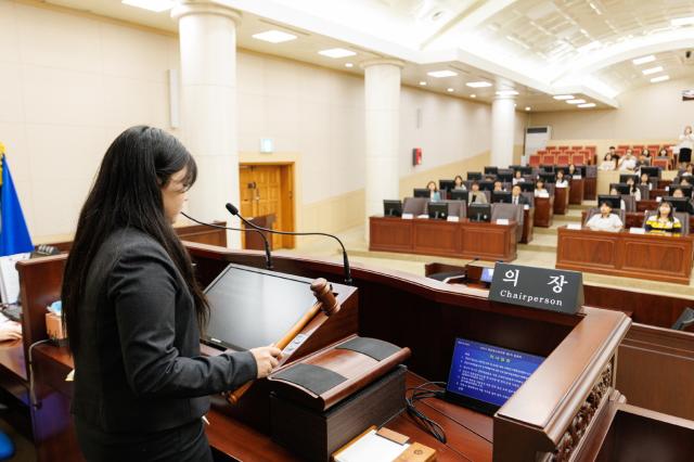 NSP통신-의회는 새해 새롭게 추진하는 사업 외에 기존 사업들에 대해서도 내실화 작업 벌인다는 계획이다. 사진은 의회와 안산교육지원청 안산시청소년재단이 공동으로 운영하는 안산청소년의회 본회의 모습. (사진 = 안산시의회)