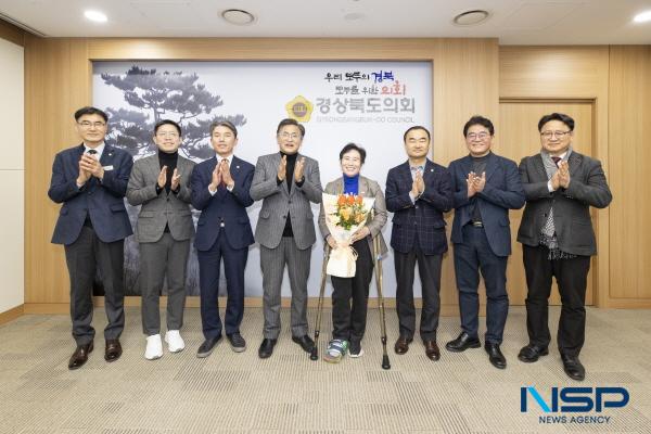 NSP통신-경상북도의회는 12일 의장 접견실에서 비례대표 도의원 의석 승계에 따라 새로 임기를 시작한 정숙경 도의원을 맞이하는 환영식을 개최했다. (사진 = 경상북도의회)