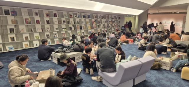 NSP통신-시민들이 경기도서관을 이용하는 모습. (사진 = 경기도)