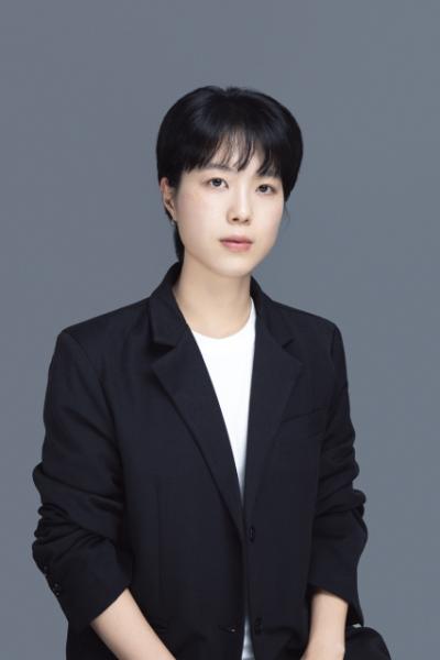 [NSP PHOTO][만나봤더니]연극은 관계를 묻는 형식…전서아 두산연강예술상 수상자