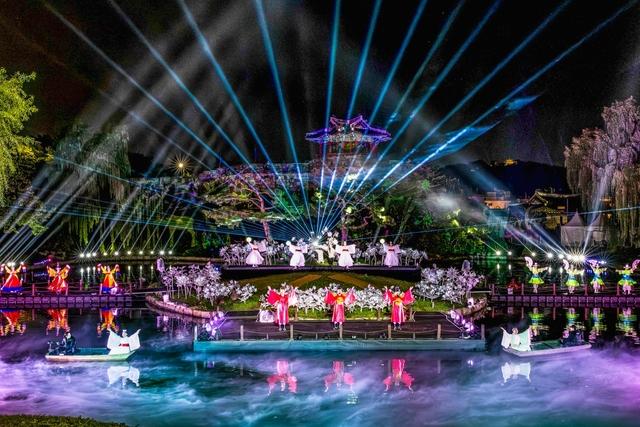 NSP통신-수원화성문화제 중 용연에서 수중 퍼포먼스를 선보이는 선유몽 공연 모습. (사진 = 수원시)