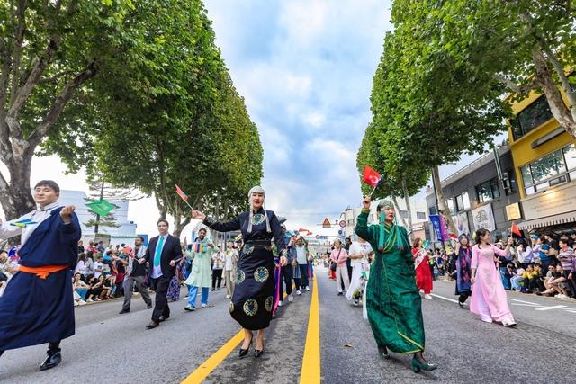 NSP통신-정조대왕능행차 공동재현 퍼레이드에 외국인들이 참여하고 있다. (사진 = 수원시)