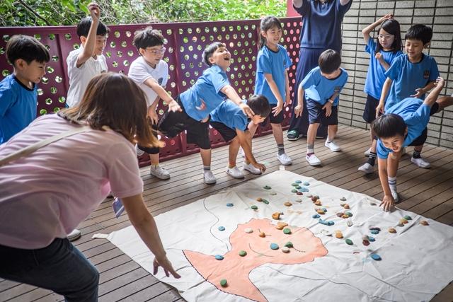 NSP통신-수원형 교육지원사업 청개구리교실에서 어린이들이 즐거운 시간을 보내고 있다. (사진 = 수원시)