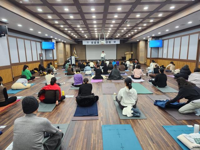 NSP통신-서울캠퍼스 대강의실에서 겨울방학 프로그램으로 호흡명상 수련회가 진행되고 있다. (사진 = 원광디지털대)