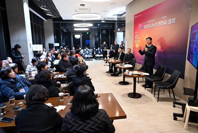 NSP통신-이민근 안산시장이 9일 저녁 해양동 자이2차 스카이라운지에서 열린 2026 희망을 나누는 첫인사, 동행에서 인사 발언을 하고 있다. (사진 = 안산시)