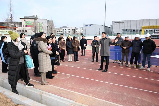 NSP통신-12일 이민근 안산시장이 월피체육문화센터 일원에서 부대시설 환경개선 공사 현장을 점검하고 있다. (사진 = 안산시)
