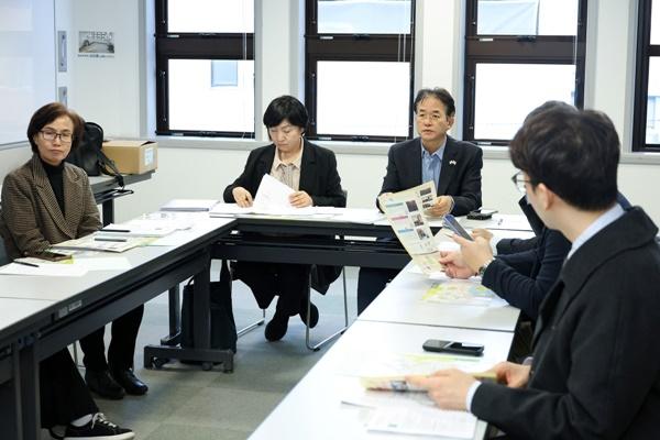 NSP통신-하코다테 마치즈쿠리센터 관계자들과 면담하는 고양시 방문단 (사진 = 고양시)