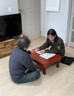 NSP통신-군위군 보건소 치매안심센터는 올해 1월부터 지역주민들의 치매 조기 발견과 예방을 위해 찾아가는 치매선별검사를 운영한다. (사진 = 군위군)