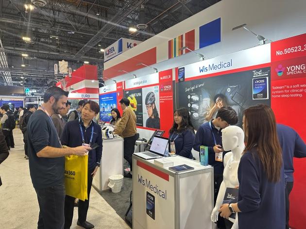 NSP통신-국제전자제품박람회(CES) 2026에 마련된 용인시단체관에서 외국인 바이어가 중소기업 관계자와 상담을 하고 있는 모습. (사진 = 용인특례시)