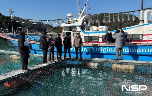NSP통신-여수시가 저수온 대비 양식장 교육자료 배포 등 현장 지도·점검을 실시하고 있다. (사진 = 여수시)
