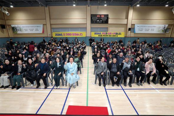 NSP통신-시민의 뜻을 모아 새로운 안동을 만들어가겠습니다, 권기창 안동시장 2026년 소통 행보 시작, 12일 강남동에서 출정식 갖고 24개 읍면동 순회하는 대장정 돌입, 시정 현안을 공유하고 주민과 격의없는 소통의 시간 가져 (사진 = 안동시)