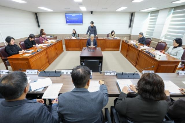 NSP통신-12일 의회 제4상임위원회 회의실에서 열린 제300회 제2차 정례회 폐회 중 의회운영위원회 모습. (사진 = 안산시의회)