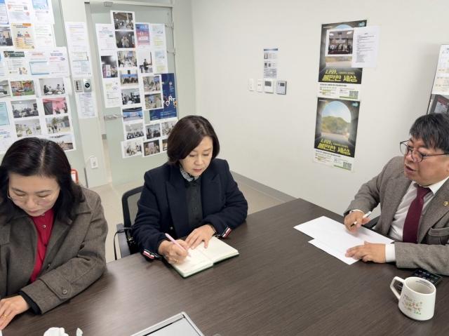NSP통신-김재훈 경기도의원(오른쪽)이 12일 경기도 내 0세반을 운영하는 어린이집 원장과 연합회 관계자들과 정담회를 하고 있다. (사진 = 경기도의회)