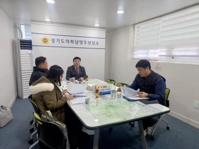 NSP통신-이병길 경기도의원(왼쪽 세번째)이 13일 도의회 남양주상담소에서 경기도 응급의료과 관계자들과 ʻ경기도 필수의료 강화와 지역의료 격차 해소를 위한 조례(안)ʼ에 대해 논의하고 있다. (사진 = 경기도의회)