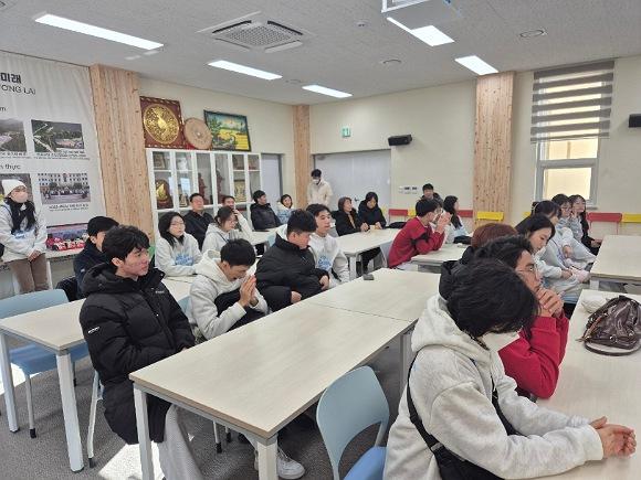 NSP통신-경국대학교, 경북연구원, 사단법인 유엔인권정책지원센터가 협업으로 추진하는한-베 귀환 이주가정 청년 인문교육 행사가 13일 봉화군 충효당 일원에서 개최됐다. (사진 = 봉화군)