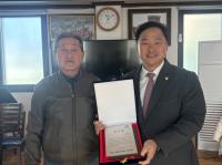 [NSP PHOTO]파주시 광탄면 용미리 주민들, 고준호 경기도의원에 감사패 전달