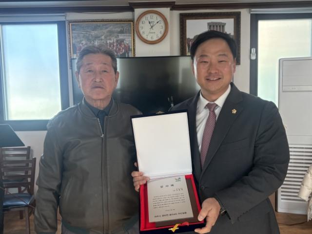 NSP통신-13일 고준호 경기도의원이 파주시 광탄면 용미리 주민들로부터 감사패를 전달받았다. (사진 = 고준호 의원실)