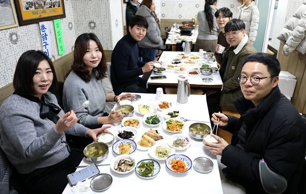 NSP통신-강진군을 찾은 관광객 들이 강진 관내 식당을 이용하고 있다. (사진 = 강진군)