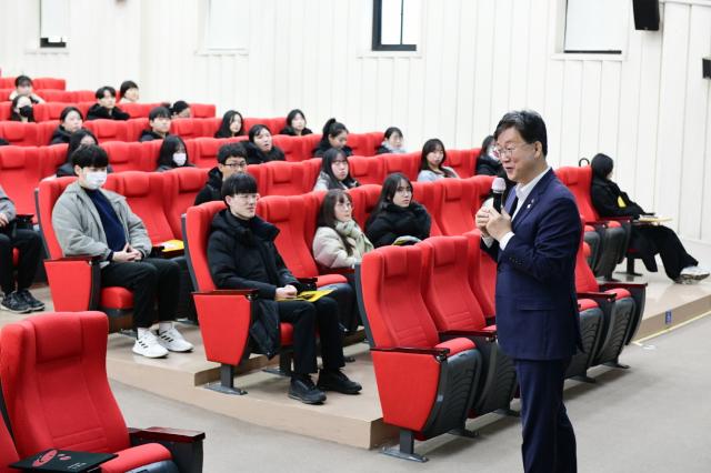 NSP통신-이민근 안산시장이 지난해 3월 4일 2025년 상반기 청년인턴 오리엔테이션에서 청년들에게 발언을 하고 있는 모습. (사진 = 안산시)