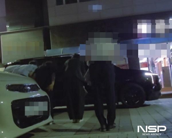 NSP통신-광양시 공무원들이 정인화 광양시장의 차량을 향해 줄지어 90도로 인사하고 있다. (= 독자제공)