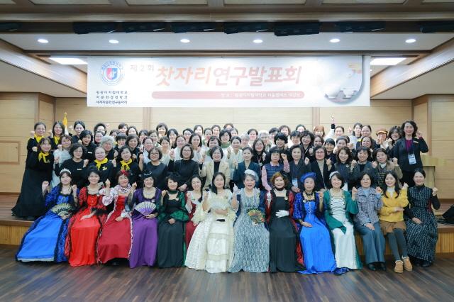 NSP통신-11일 서울캠퍼스에서 개최한 제2회 찻자리 연구발표회 행사 참가 학생들의 단체 기념촬영 모습. (사진 = 원광디지털대)