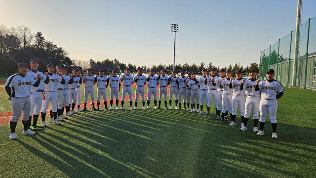 NSP통신-김포과학기술고 야구부 학생들이 새 유니폼을 입고 결의를 다지는 모습. (사진 = 김포과학기술고)