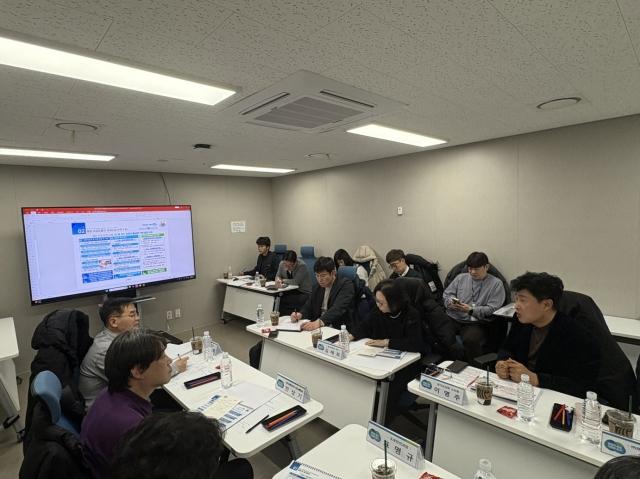 NSP통신-이영주 경기도의원이 13일 도청 통합실에서 열린 ʻ경기도 자전거 이용 활성화 5개년 계획 수립ʼ 용역 착수보고회ʼ에서 참석자들과 논의를 하고 있다. (사진 = 경기도의회)