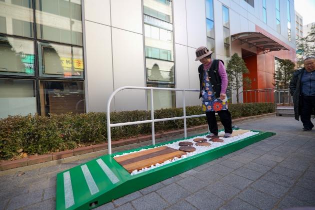 NSP통신-용인특례시가 지역내 3곳의 복지관에 설치한 인지건강디자인 시설물을 한 어르신이 이용하고 있다. (사진 = 용인특례시)