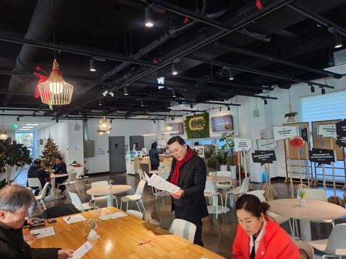 NSP통신-14일 안산시 해양동 단체장 회의에 참석한 김석훈 국민의힘 전 당협위원장이 지역 현안에 대해 의견을 나누고 있다. (사진 = 김석훈 전 당협위원장실)