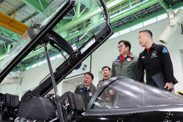 NSP통신-우원식 국회의장이 공군 제8전투비행단을 방문해 부대현황을 살펴보고 있다. (사진 = 국회의장 공보수석실)