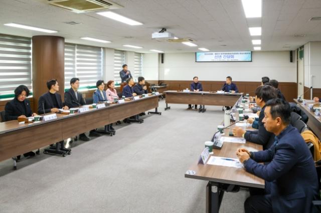 NSP통신-안산시의회가 13일 의회 대회의실에서 제22기 민주평화통일자문회의 안산시협의회 임원진과의 신년 간담회를 개최했다. 사진은 이날 간담회 모습. (사진 = 안산시의회)