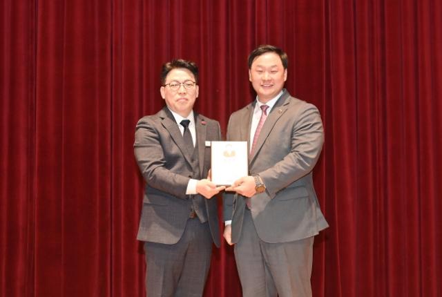 NSP통신-파주시사회복지협의회 신년하례회에서 지속적인 의정활동의 성과를 인정받아 감사패를 받은 고준호 경기도의원(오른쪽)이 수상 기념촬영을 하고 있다. (사진 = 고준호 의원실)