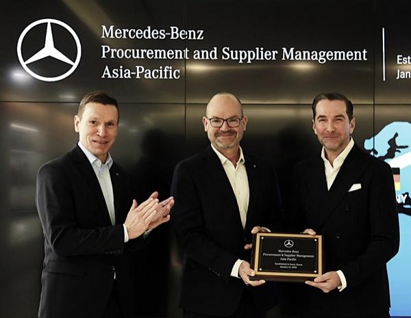 NSP통신-요르그 부르저(Jörg Burzer) 최고기술책임자(CTO), 마티아스 바이틀 메르세데스-벤츠 코리아 대표이사, 그리고 슈테펜 마우어스베르거(Steffen Mauersberger) 아태지역 구매 및 협력사 품질관리 부사장 (사진 = 메르세데스 벤츠 코리아)