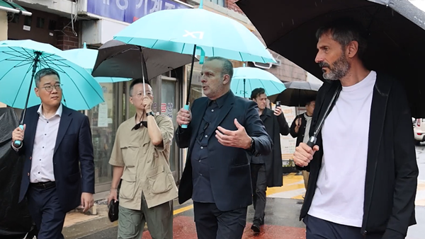 NSP통신-데이비드 치퍼필드 아키텍츠 소속 담당임원과 GS건설 관계자들이 성수1지구 현장을 둘러보고 있다. (사진 = GS건설)