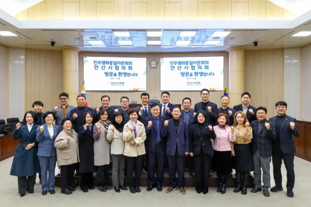 NSP통신-의회 본의장에서 간담회 후 기념촬영에 임하고 있는 의원들과 시협의회 자문위원들의 모습. (사진 = 안산시의회)