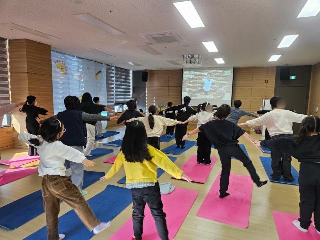 NSP통신-안중보건지소에서 서부지역 초등학생 대상으로 운영한 건강한 겨울방학 튼튼캠프 프로그램 모습. (사진 = 평택시)